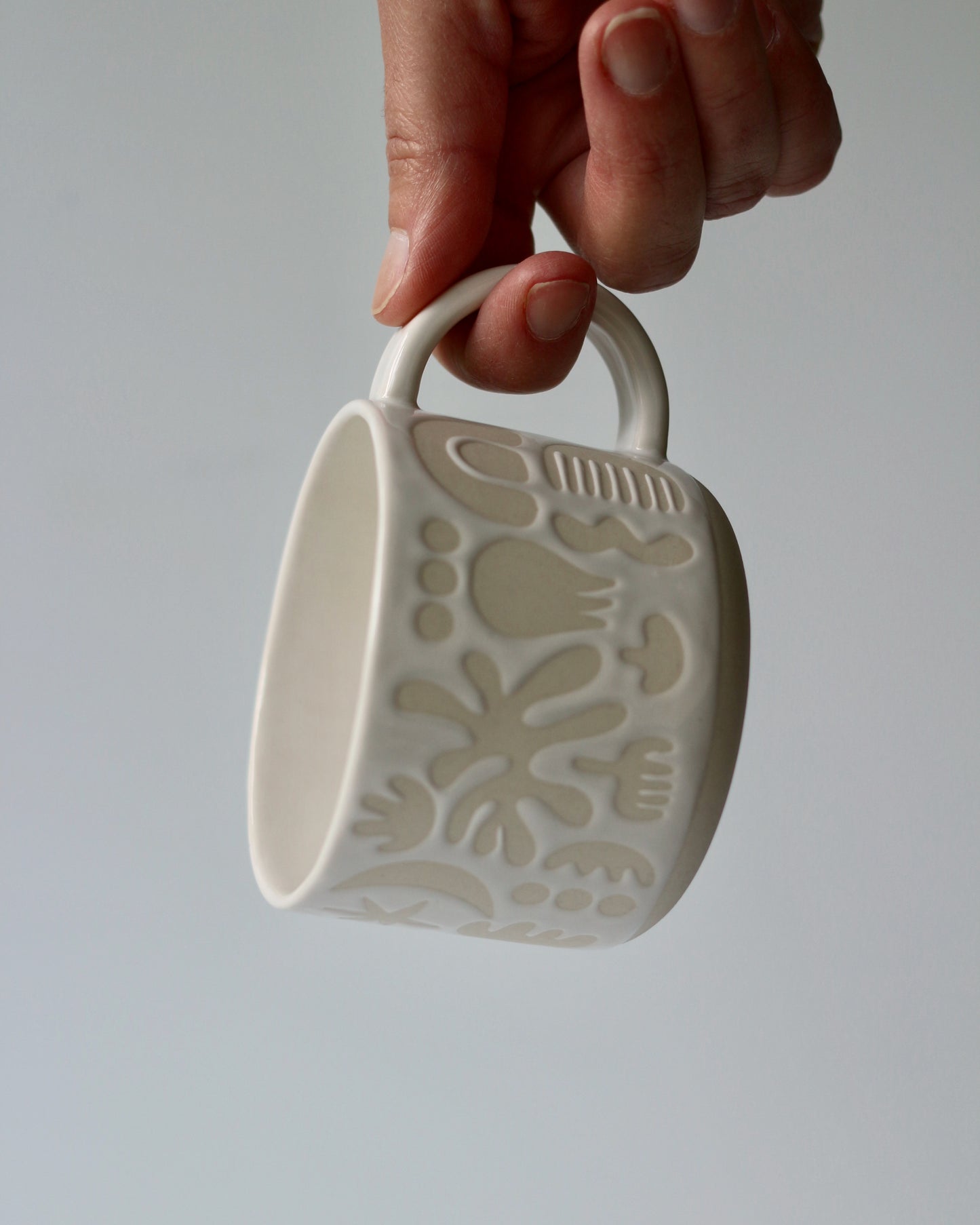 ABSTRACT MATCHA MUG IN WHITE