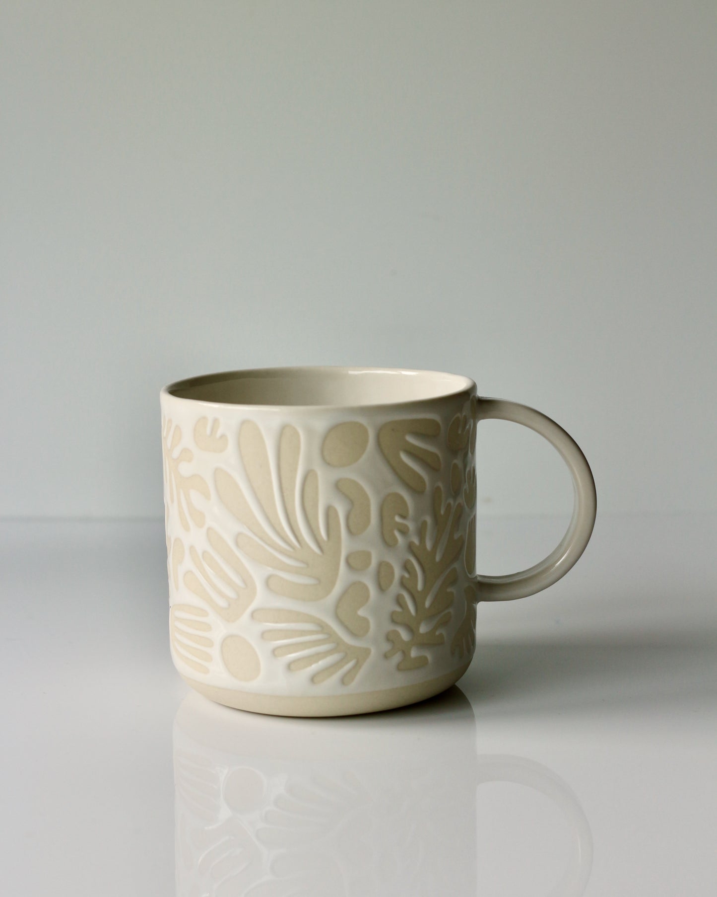 ABSTRACT TEA MUG IN WHITE