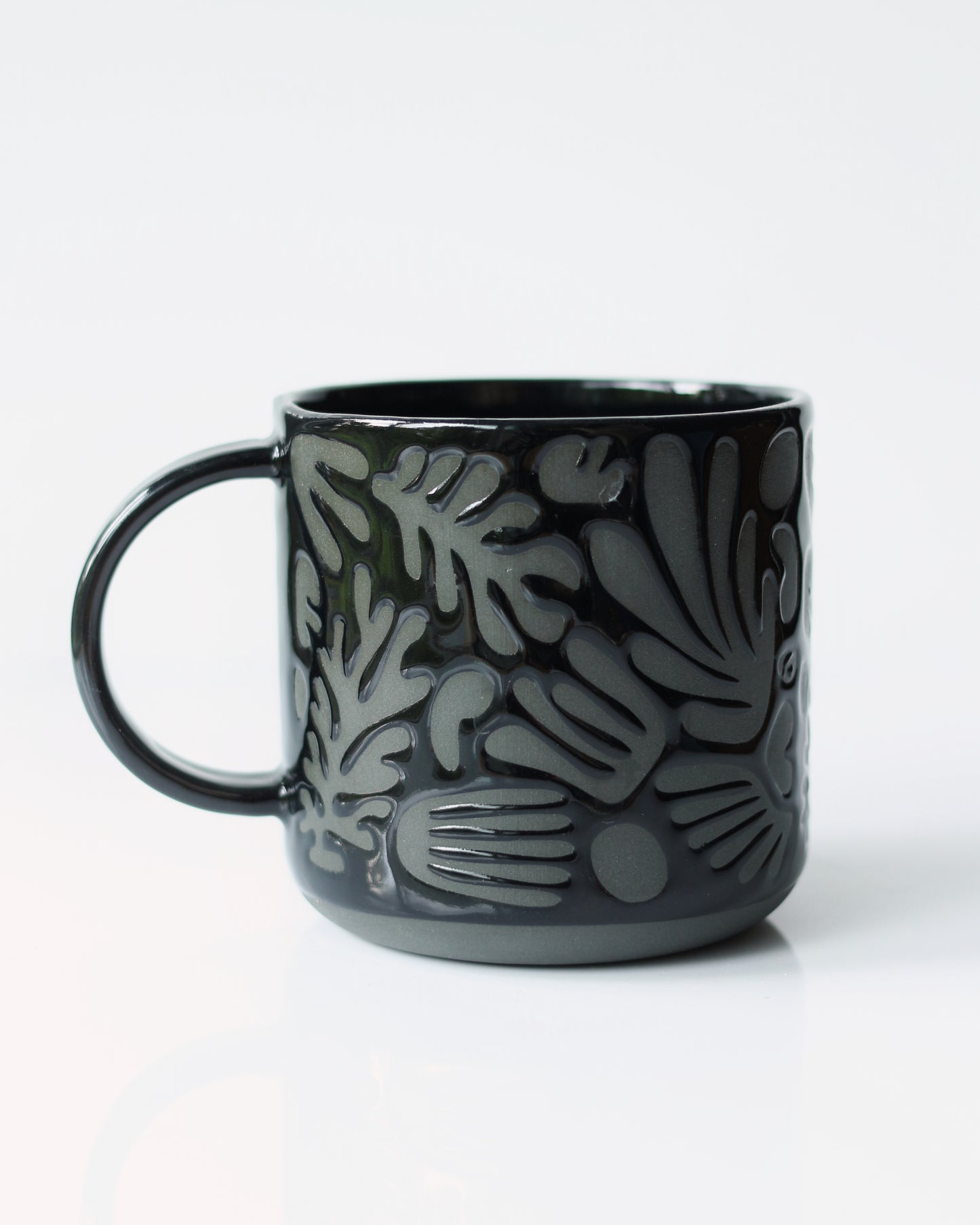 ABSTRACT TEA MUG IN BLACK