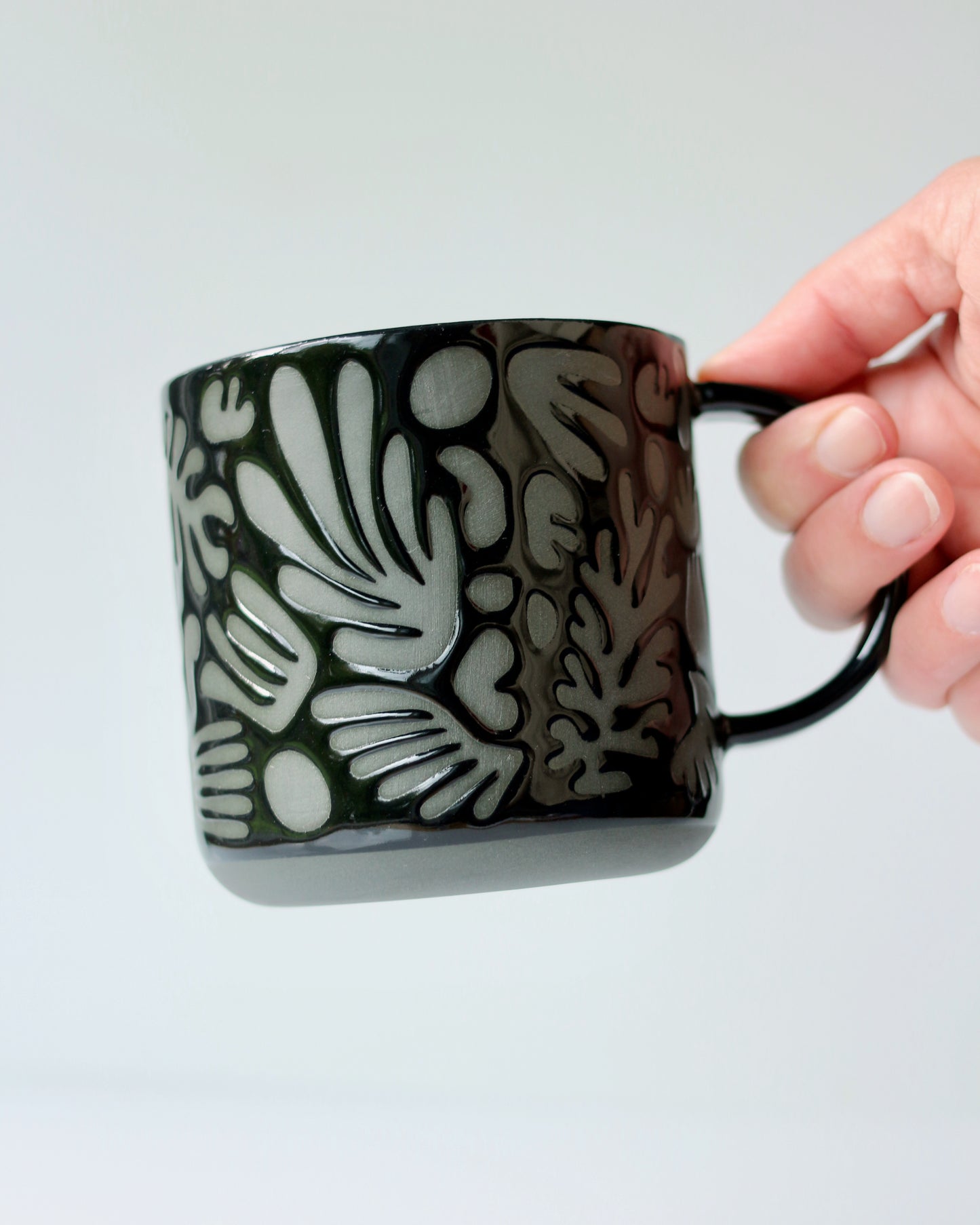 ABSTRACT TEA MUG IN BLACK