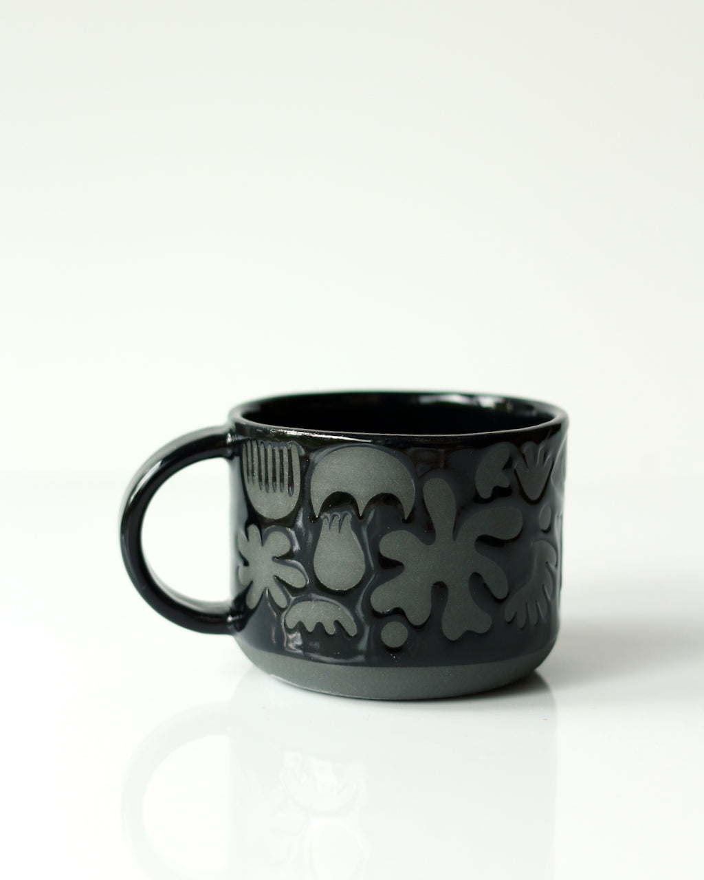 ABSTRACT MATCHA MUG IN BLACK