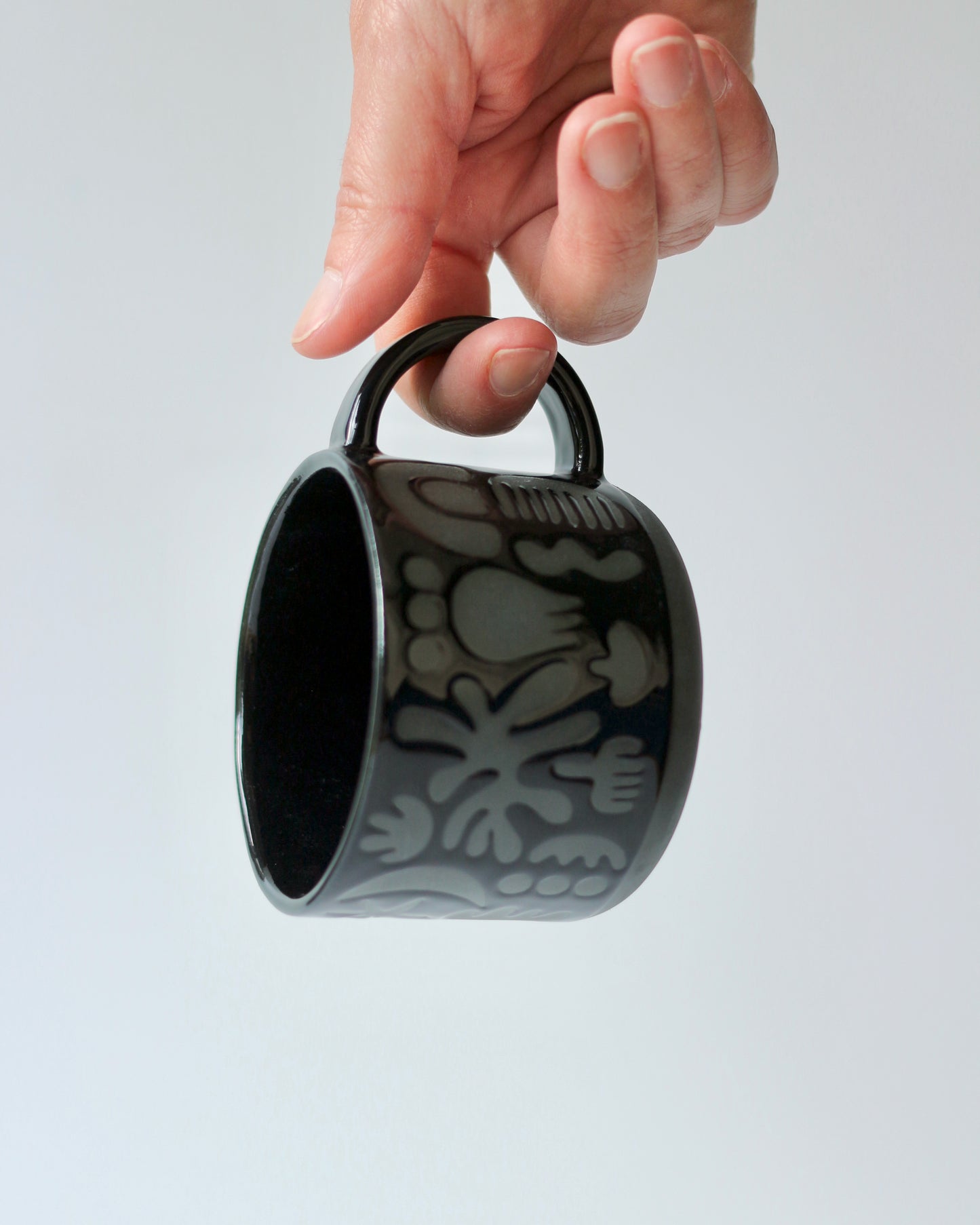 ABSTRACT MATCHA MUG IN BLACK